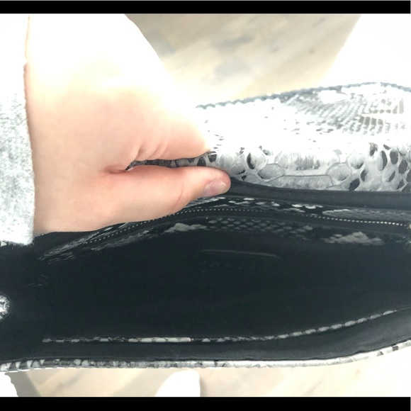 Snakeskin clutch (w/ strap) - Picture 6 of 7